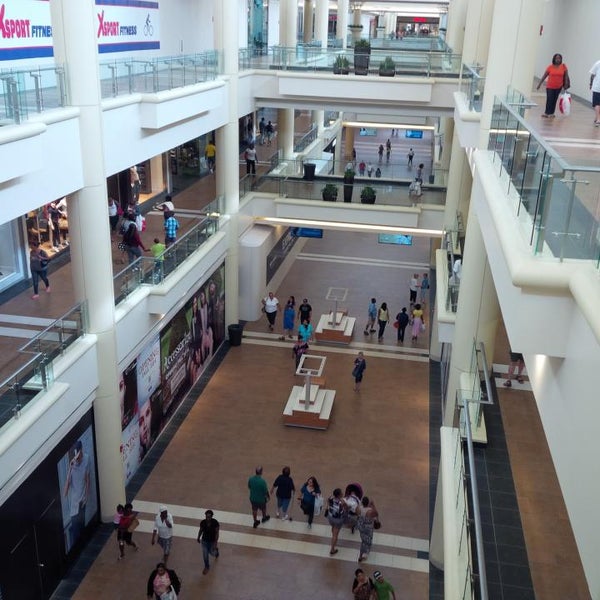 8/16/2014 tarihinde Randyziyaretçi tarafından The Mall at Bay Plaza'de çekilen fotoğraf