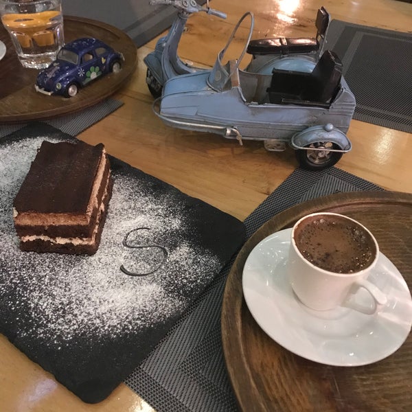 Photo prise au Voswos Garage Coffee Hotel par S E ℝ A ℙ E. le11/29/2019
