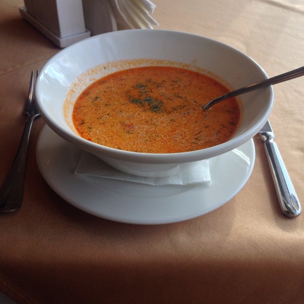 Очень вкусный лосось Роже Борже.Суп с томатами и креветками съедобен, но креветки в нем ищите тщательней-их не сразу увидишь😉 и сама подача супа абсолютно неинтересна. Весьма скромная винная карта.