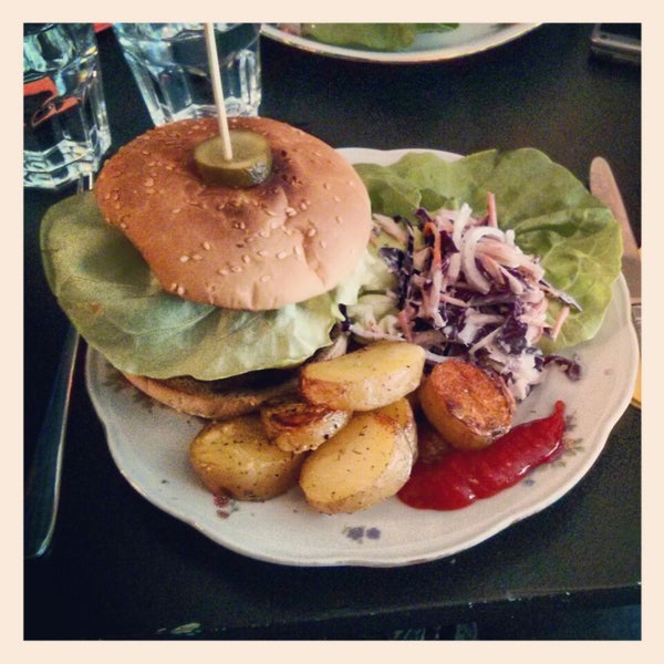 Photo taken at Rachel - Bagels &amp; Burgers by Pierre-Benoit S. on 5/15/2013