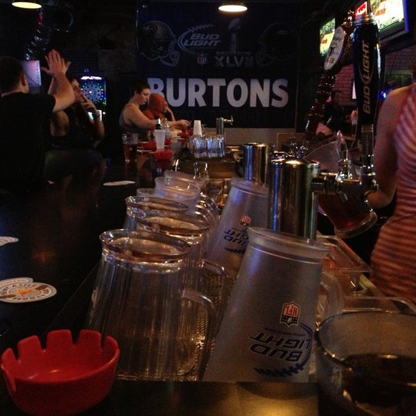 รูปภาพถ่ายที่ Burton&#39;s Bar โดย Mark S. เมื่อ 2/26/2013
