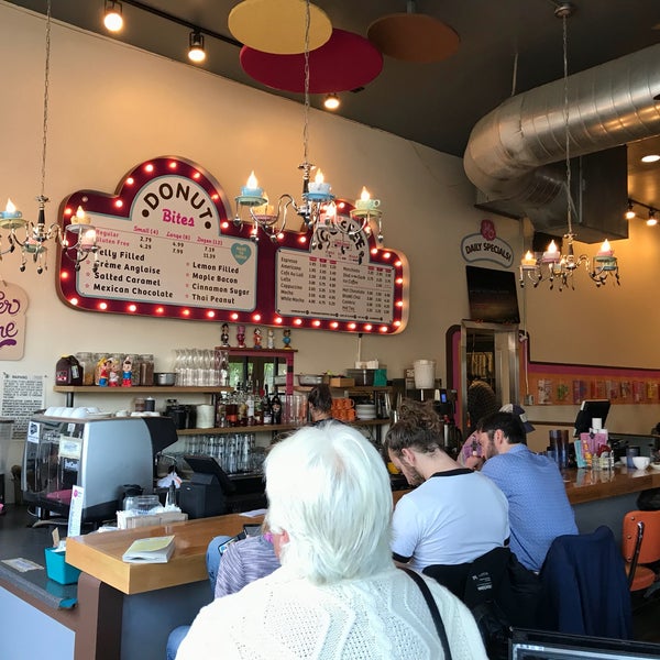 รูปภาพถ่ายที่ Jelly Cafe โดย Madison L. เมื่อ 9/28/2017
