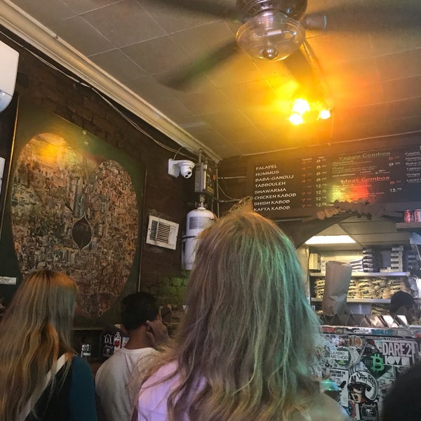 Foto tomada en Mamoun&#39;s Falafel  por Madison L. el 7/30/2019