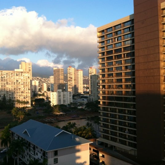 Foto tomada en Ambassador Hotel Waikiki  por JennyJenny el 11/25/2012