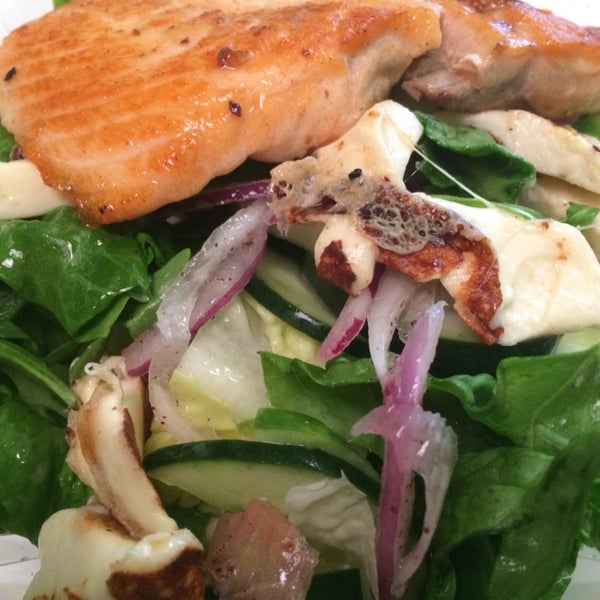 The halumi salad with salmon was delicious.