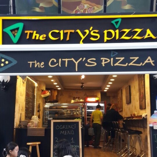 Photo taken at The City&#39;s Pizza by Tunç İpek U. on 6/9/2014
