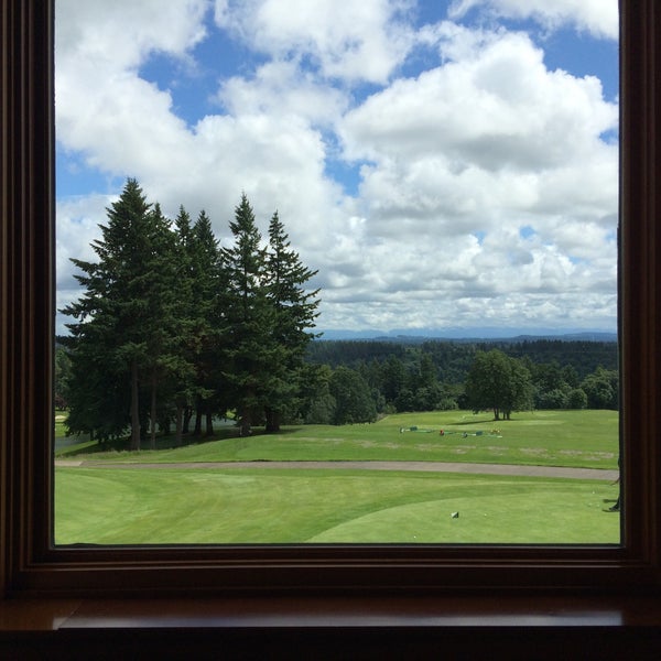 รูปภาพถ่ายที่ The Oregon Golf Club โดย Patrick เมื่อ 5/22/2016