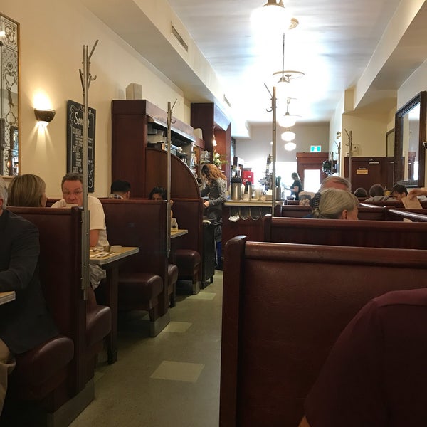 Das Foto wurde bei The Senator Restaurant von Fello A. am 6/26/2017 aufgenommen