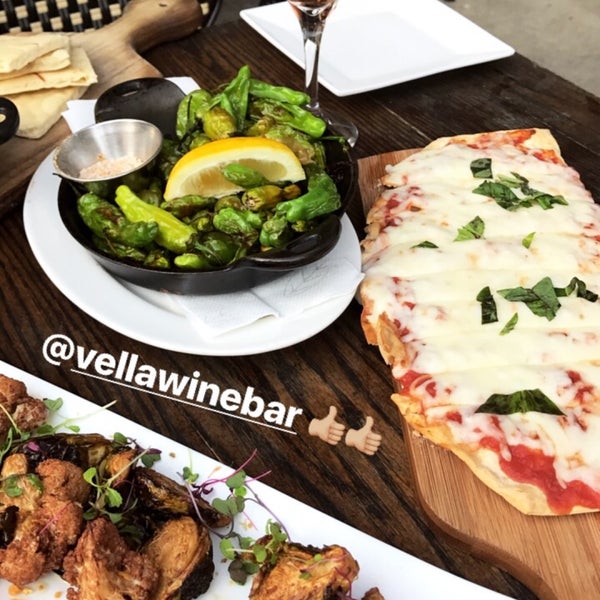 รูปภาพถ่ายที่ Vella Wine Bar + Kitchen โดย Paige C. เมื่อ 8/2/2017
