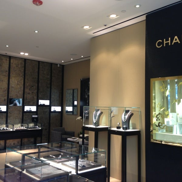 6 Must-Visit High-Jewelry Boutiques on Place Vendôme - Runway Square