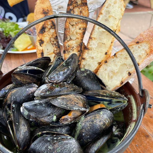Wonderful little spot with outdoor seating and amazing lunch options in Montauk. Very dog friendly, casual vibes, and great mussels.