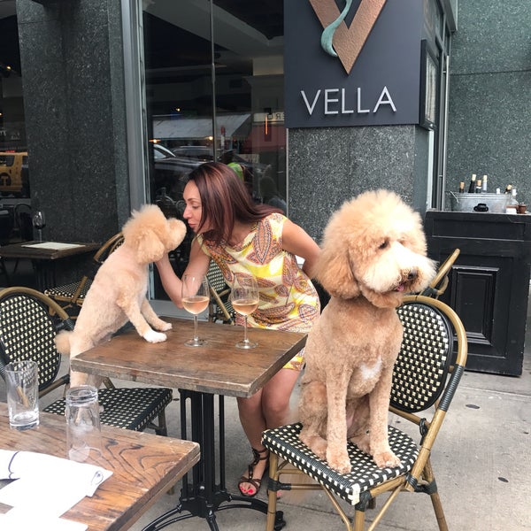 รูปภาพถ่ายที่ Vella Wine Bar + Kitchen โดย Paige C. เมื่อ 7/29/2017