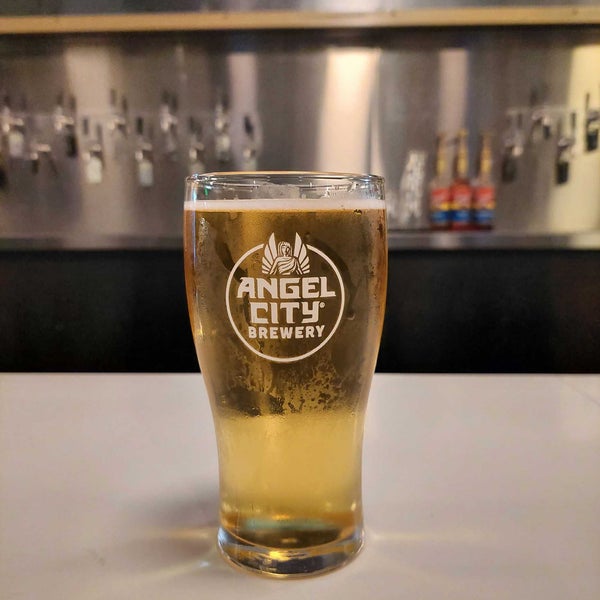 รูปภาพถ่ายที่ Angel City Brewery โดย Francisco R. เมื่อ 7/18/2022
