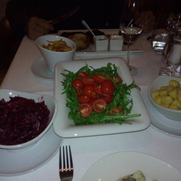 Foto diambil di Diplomat Restaurant oleh Happy B. pada 10/18/2014