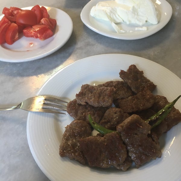 Köftesi lezzetlidir, çınar bölgesindeki en iyi köfteci.