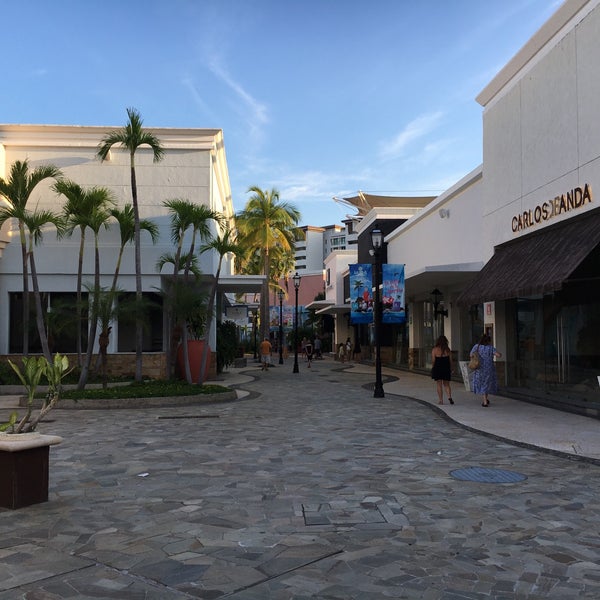 รูปภาพถ่ายที่ La Isla Acapulco Shopping Village โดย Dave E. เมื่อ 7/15/2020