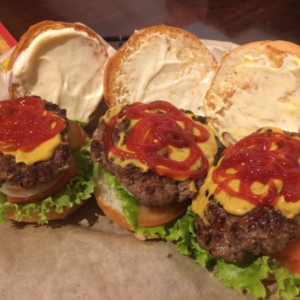 1/7/2017 tarihinde Alonso P.ziyaretçi tarafından Mustard&#39;s Burger Shop &amp; Grill'de çekilen fotoğraf