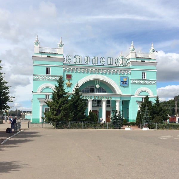Железнодорожный вокзал смоленск. Феодосия вокзальная площадь. Привокзальная площадь 1 смоленск. Вокзал смоленск центральный. Вокзал смоленск смоленск, вокзальная площадь, 1 фото.