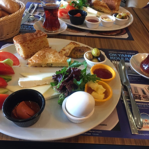 Photo prise au Güzelyurt Dilek Pasta &amp; Cafe Restaurant par Ş?E le12/2/2017