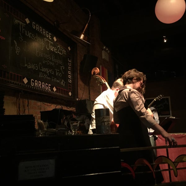Foto tirada no(a) Garage Restaurant &amp; Cafe por Mandar M. em 6/26/2015