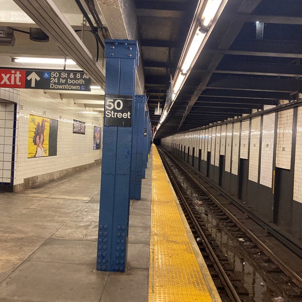 รูปภาพถ่ายที่ MTA Subway - 50th St (C/E) โดย Mandar M. เมื่อ 1/6/2022