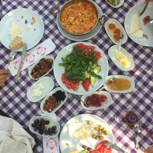 Foto diambil di Derin Bahçe Restaurant oleh Mehtap A. pada 8/15/2017