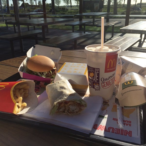 รูปภาพถ่ายที่ McDonald&#39;s โดย Oksana D. เมื่อ 5/12/2015