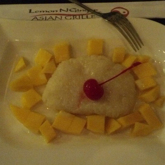 Photo prise au Lemon N Ginger Asian Grille par Jennifer M. le4/27/2014