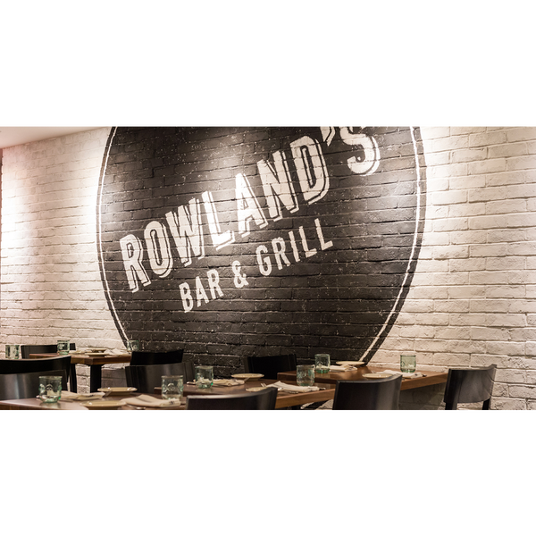 Foto tirada no(a) Rowland’s Bar &amp; Grill por Hudson Creative em 8/22/2017