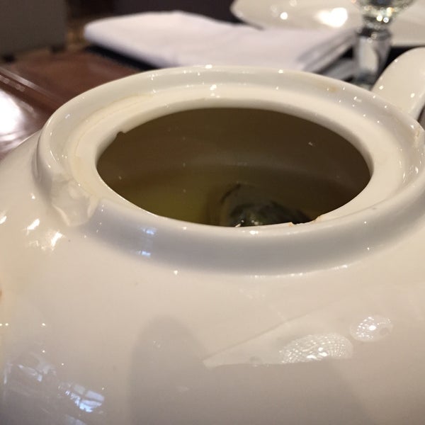 Хинкали на 3+; хачапури отличные! Официант- бестактный. На замечание о расколотом чайнике возразил: " ..льётся же чай.."