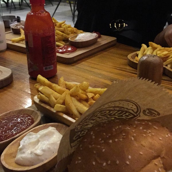 11/5/2018 tarihinde Ruşen B.ziyaretçi tarafından Cafe Burger 85'de çekilen fotoğraf