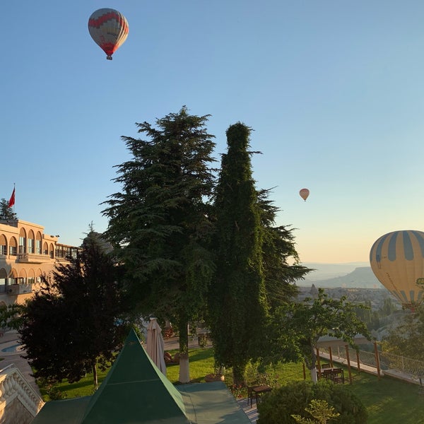 รูปภาพถ่ายที่ Uçhisar Kaya Hotel โดย Leo เมื่อ 6/26/2019