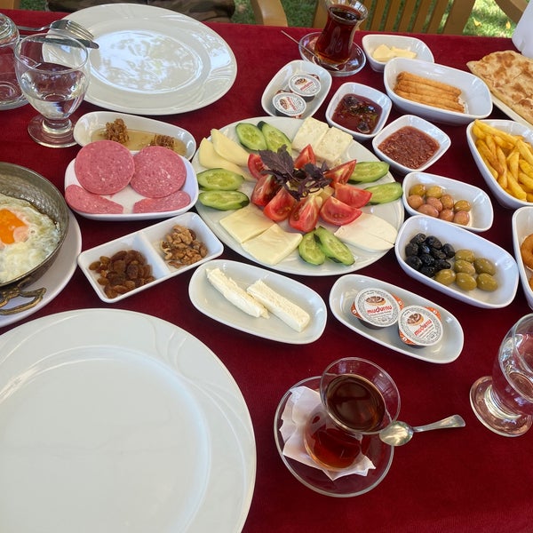 Снимок сделан в Lilyum Restaurant &amp; Kır Düğünü пользователем Gülfer💀👿 Y. 7/18/2020