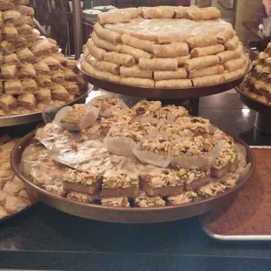 Das Foto wurde bei Al Salam Restaurant and Market von Briana ❤ B. am 5/15/2014 aufgenommen