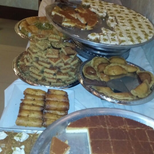 Das Foto wurde bei Al Salam Restaurant and Market von Briana ❤ B. am 7/27/2014 aufgenommen