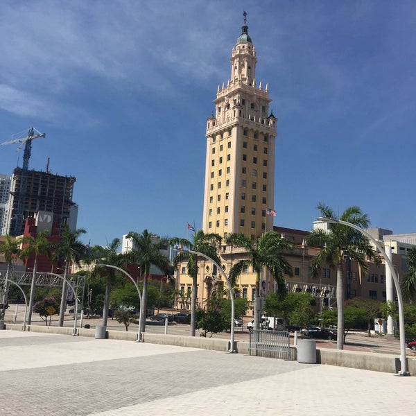 รูปภาพถ่ายที่ Miami Freedom Tower โดย Sheri V. เมื่อ 5/11/2017
