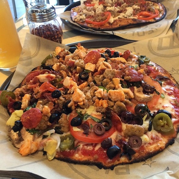 8/13/2014 tarihinde Gabe D.ziyaretçi tarafından Pieology Pizzeria'de çekilen fotoğraf