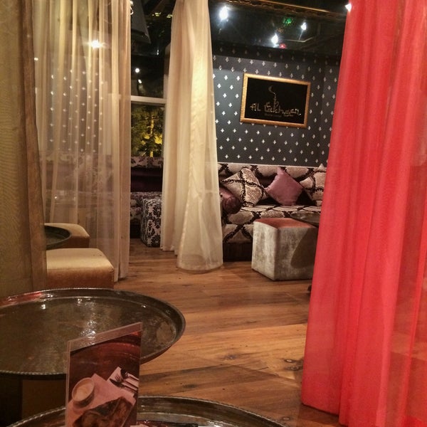 10/15/2015에 Tuğba Y.님이 Al Fakheer Shisha Lounge에서 찍은 사진