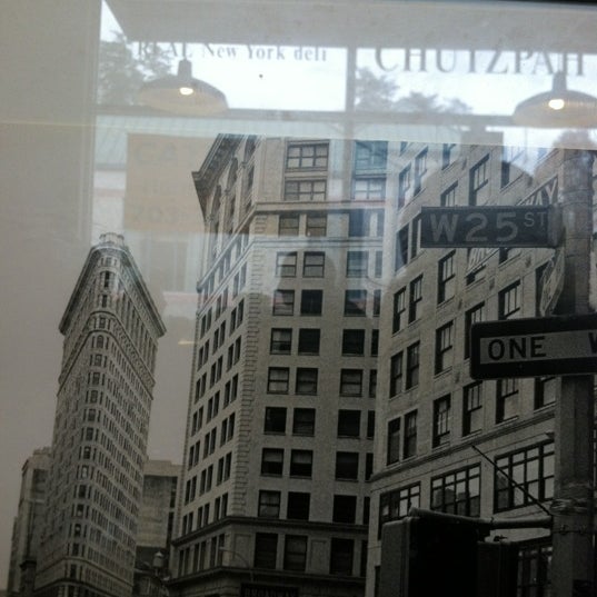 11/3/2012 tarihinde Montaign G.ziyaretçi tarafından Chutzpah Real New York Deli'de çekilen fotoğraf