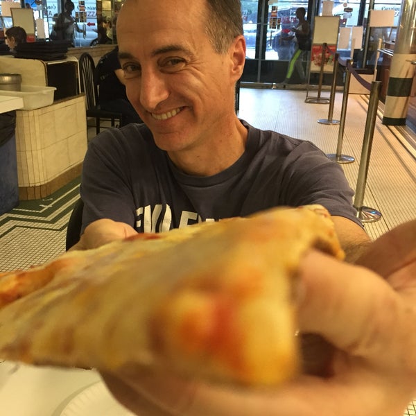 Снимок сделан в Cassiano&#39;s Pizza пользователем George Z. 9/23/2016