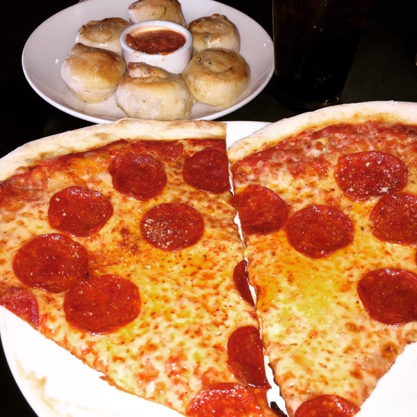 9/17/2015にAnthony S.がTony C&#39;s Coal Fire Pizzaで撮った写真