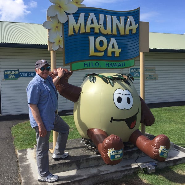 Photo taken at Mauna Loa Macadamia Nut Visitor Center by Walter B. on 4/11/2016