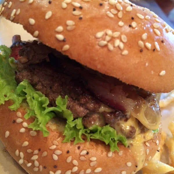 Foto tomada en Mustard&#39;s Burger Shop &amp; Grill  por Alfonso C. el 11/15/2015