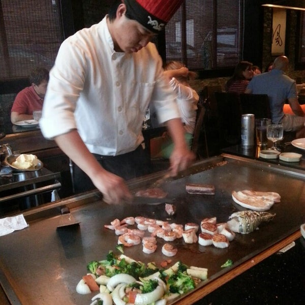 Foto scattata a Osaka Japanese Sushi and Steakhouse da Mark W. il 6/30/2013
