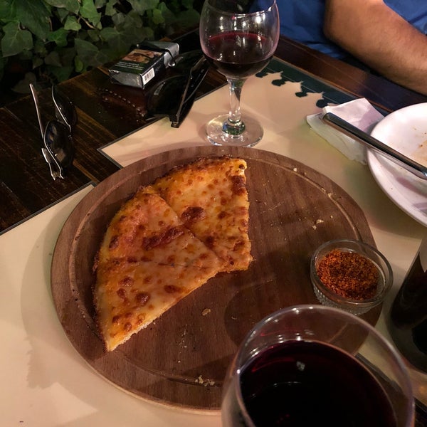 Foto tirada no(a) Hollywood Pizza por Loi l. em 8/6/2018
