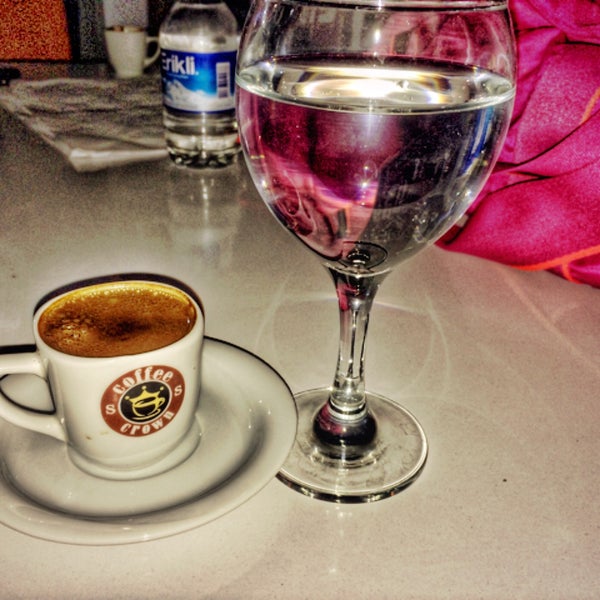 Foto tomada en Coffee S Crown  por Aslı Diğnem Ş. el 5/14/2015