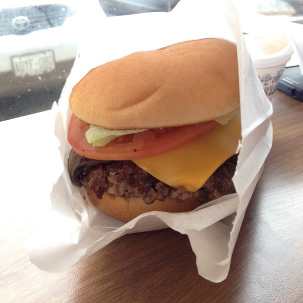 Foto diambil di Fresh Burger oleh xiao E. pada 5/3/2014