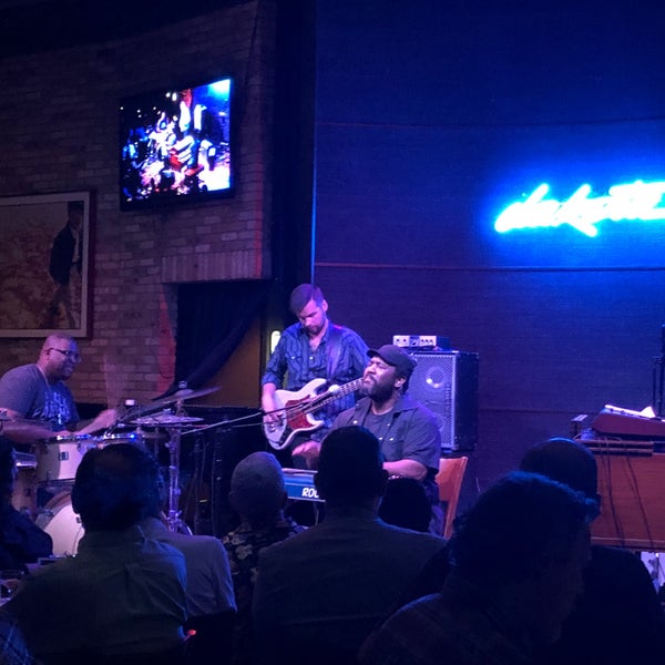 Foto diambil di Dakota Jazz Club &amp; Restaurant oleh Daddy F. pada 8/31/2018