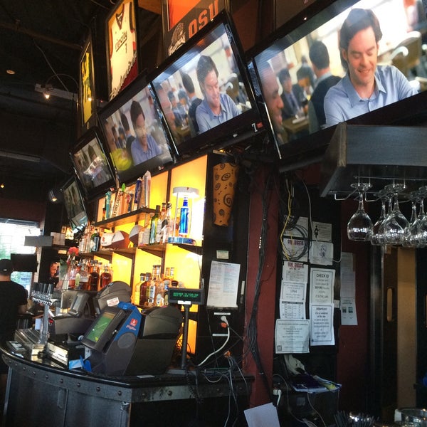 6/15/2015 tarihinde tillziyaretçi tarafından On Deck Sports Bar &amp; Grill'de çekilen fotoğraf