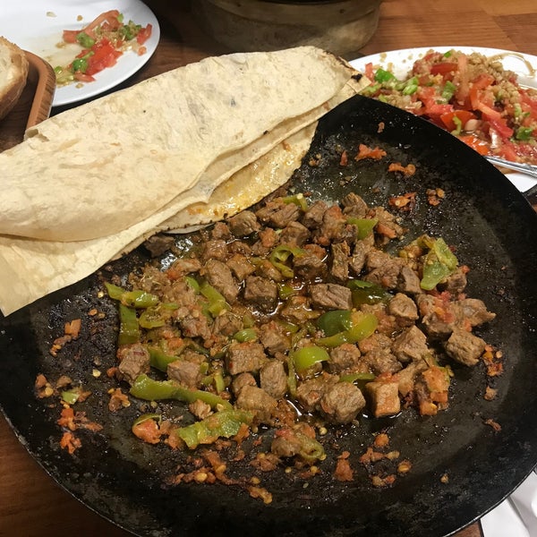Das Foto wurde bei Madalyalı Restaurant von Kübra K. am 10/5/2021 aufgenommen